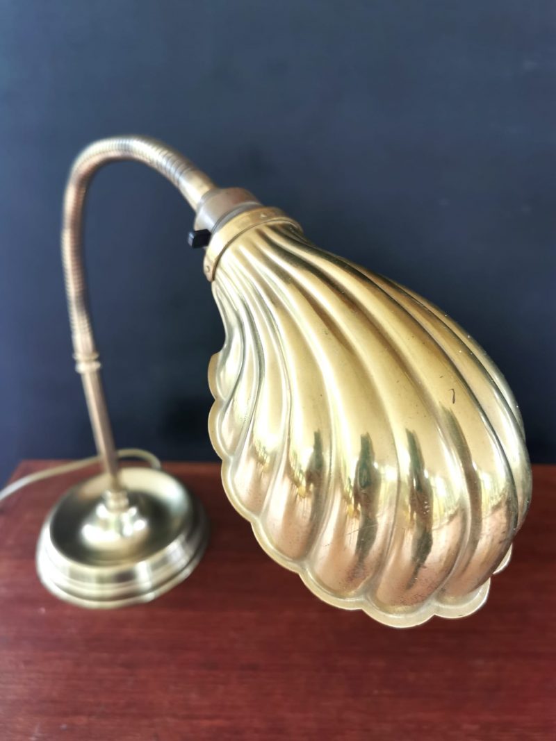 clam shell lamp