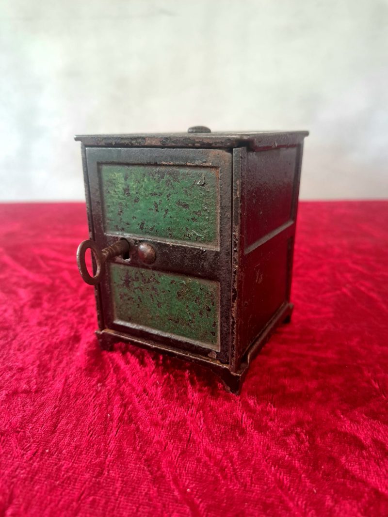 miniature cast iron safe money box (8)