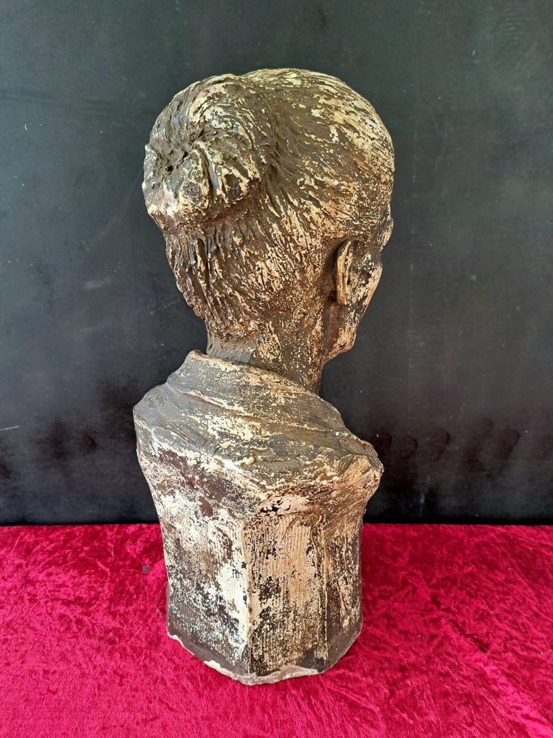 old lady plaster bust (1)