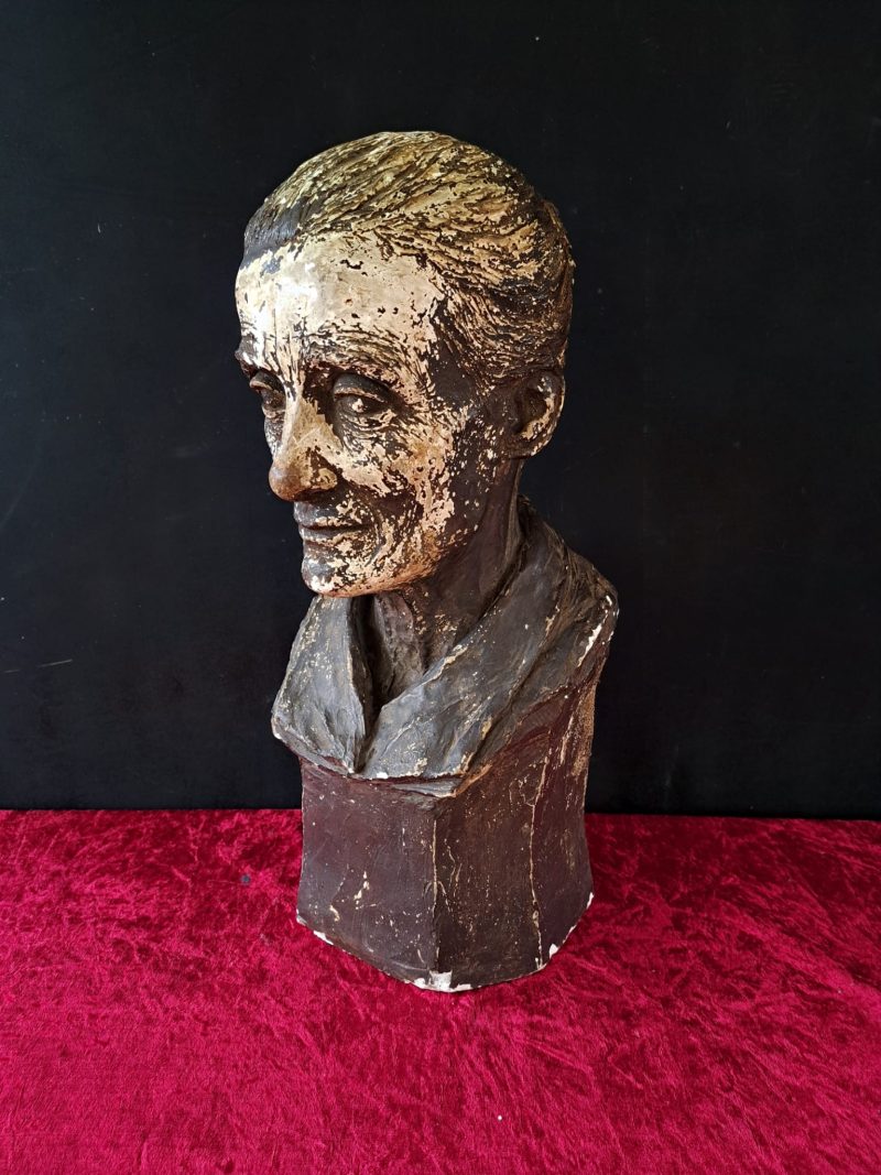 old lady plaster bust (9)